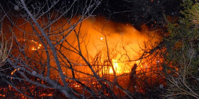 Φωτιά στην Εύβοια: Μάχη σε τρία μέτωπα – Έντονες υποψίες εμπρησμού, νέες εκκενώσεις χωριών