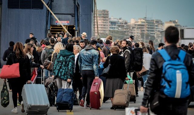 Καθαρά Δευτέρα: Αυξημένη η κίνηση στα λιμάνια – Γεμάτα φεύγουν κάθε 5 λεπτά τα λεωφορεία για Πάτρα