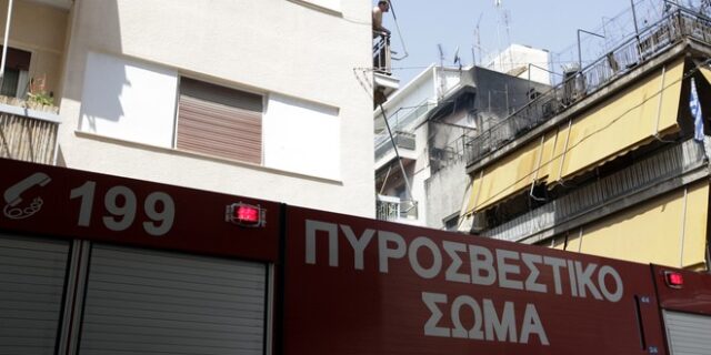 Υπό έλεγχο η πυρκαγιά σε διαμέρισμα στη Πλατεία Βάθη