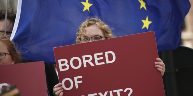 Brexit: “Στο συρτάρι” το νομοσχέδιο αποχώρησης