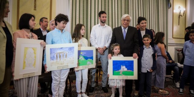 Παυλόπουλος: Παιδιά της Παιδικής Πινακοθήκης Ελλάδας του χάρισαν ζωγραφιές τους