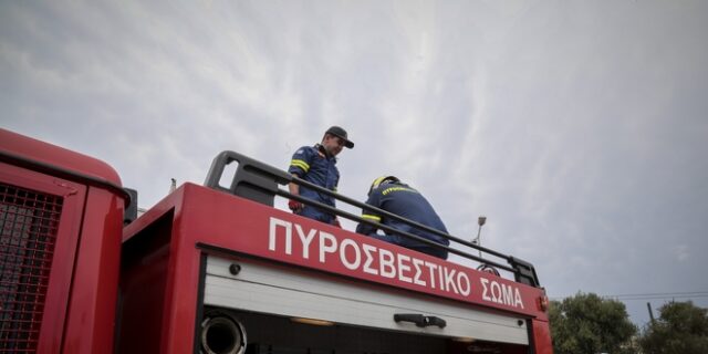 Υπό έλεγχο η πυρκαγιά που ξέσπασε σε πλοίο στον νέο μόλο Δραπετσώνας