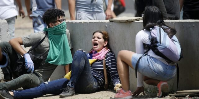 Χάος στη Βενεζουέλα: Νεκρή από σφαίρα γυναίκα σε διαδήλωση της αντιπολίτευσης