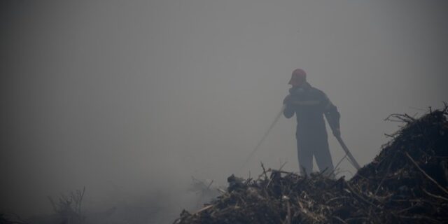 Υπό μερικό έλεγχο η πυρκαγιά στο Λαύριο