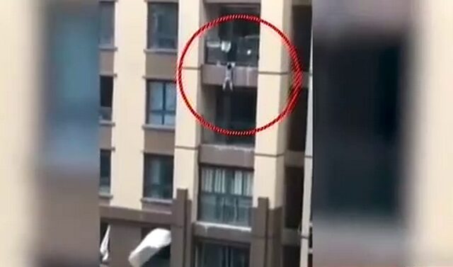 Κίνα: 3χρονο αγοράκι έπεσε από τον 5ο όροφο και επέζησε χωρίς γρατζουνιά