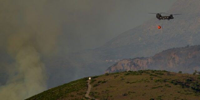 Φωτιά στην Εύβοια: Μεγάλη μάχη σε τρία μέτωπα – Συνελήφθη εμπρηστής