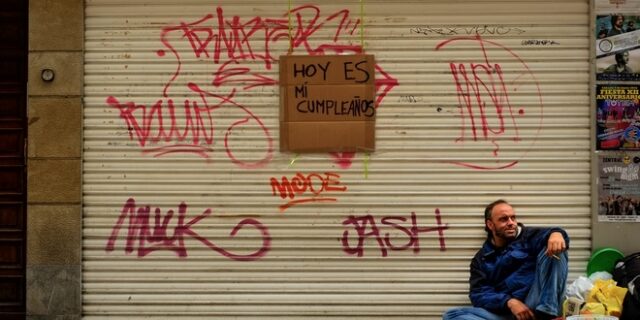 Ισπανία: Άστεγοι κατασκήνωσαν έξω από το El Prado δηλώνοντας ότι “δεν είμαστε αόρατοι”