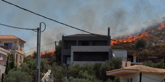 Σε εξέλιξη μεγάλη φωτιά στο Ναύπλιο