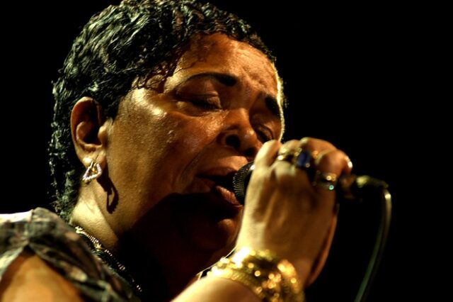 Cesaria Evora: Η “ξυπόλητη ντίβα” που τραγουδούσε μόρνα