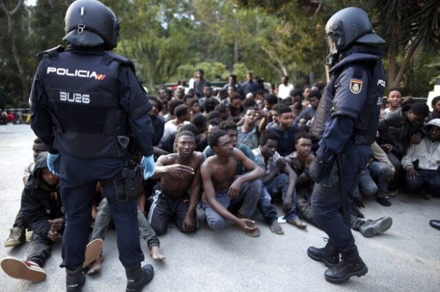 Μαζική είσοδος μεταναστών στη Θέουτα – Φώναζαν “Ισπανία, Ισπανία”
