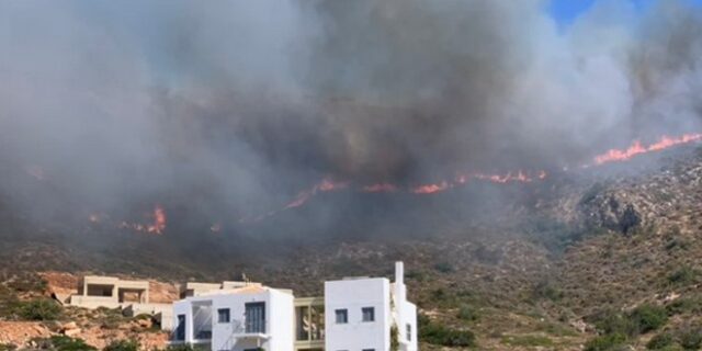 Φωτιά στην Ελαφόνησο: Μεγάλη αναζωπύρωση – Εκκενώνονται κάμπινγκ και οικισμός