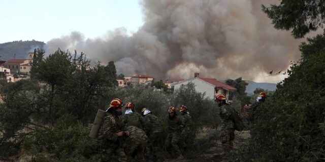 Φωτιές: Πάνω από 1000 πυροσβέστες “πολεμάνε” 56 δασικές πυρκαγιές