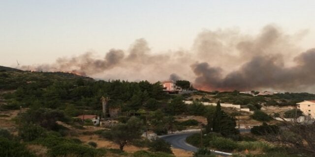 Μεγάλη φωτιά στη Σάμο – Ξεκίνησαν προληπτικές εκκενώσεις ξενοδοχείων