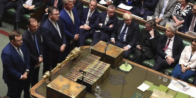 Στη δίνη του Brexit η Βρετανία: Στο τραπέζι πρόωρες εκλογές ή τρίμηνη παράταση αποχώρησης