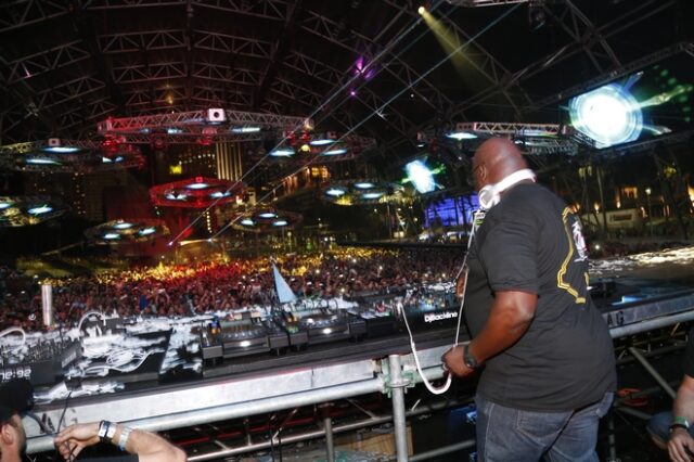 Carl Cox και Apparat σταμάτησαν DJ Set για καυγά στο κοινό και ασέβεια