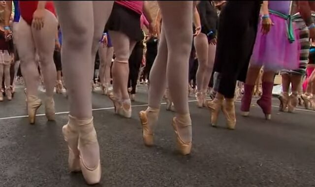Η Κέλι Ρίπα μαζί με 305 χορευτές κατέρριψαν το ρεκόρ Γκίνες ισορροπίας στις μύτες των δαχτύλων