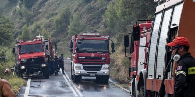 Σε εξέλιξη φωτιά στην Αιτωλοακαρνανία-Παραμένει η ίδια εικόνα στα Καλάβρυτα