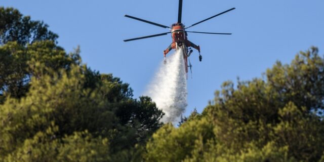 Υπό μερικό έλεγχο τέθηκε η φωτιά στον Αλμυρό