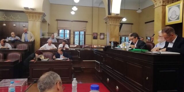 Ιωάννινα: Εργαζόμενοι και συνδικαλιστές διέκοψαν την πρώτη συνεδρίαση του νέου δημοτικού συμβουλίου