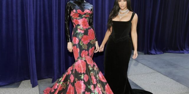 Emmys 2019: Η αιθέρια εμφάνιση της Kendall Jenner έκανε την Kim Kardashian να μοιάζει “λίγη”