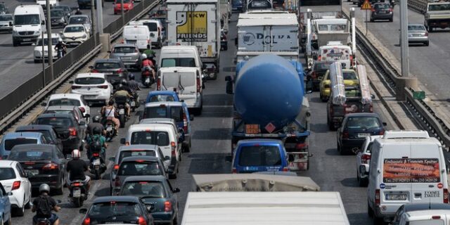 Κίνηση στους δρόμους: Πορεία στο κέντρο της Αθήνας