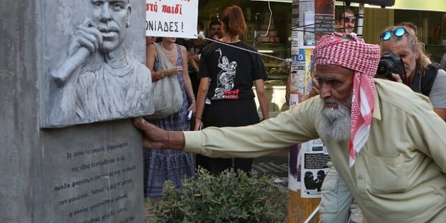 Δέος και σεβασμός: Ο πατέρας του Λουκμάν στο μνημείο του Παύλου Φύσσα