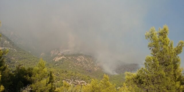 Φωτιά στο Λουτράκι: Μάχη με τις φλόγες – Εκκενώθηκαν μοναστήρια και γηροκομείο