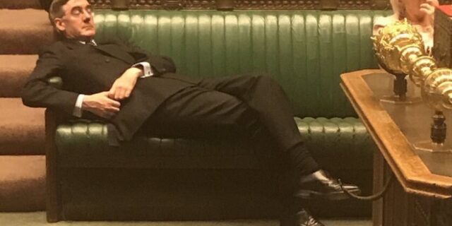 Brexit: Στενός συνεργάτης του Τζόνσον κοιμάται “τον ύπνο του δικαίου” – Πάρτι στα social