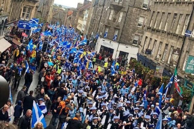 Σκωτία: Χιλιάδες στους δρόμους υπέρ της ανεξαρτησίας της χώρας
