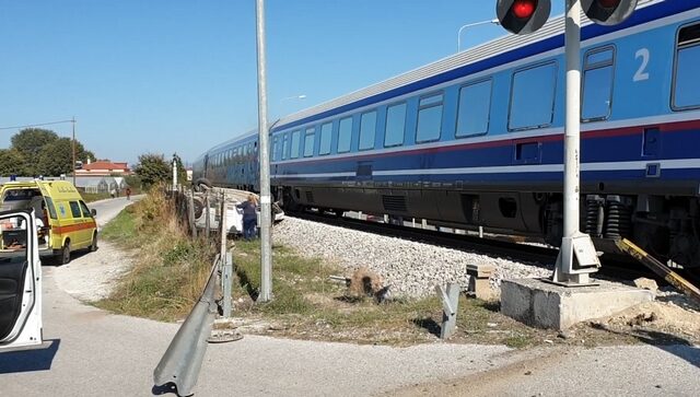 Σύγκρουση τρένου με ΙΧ στα Τρίκαλα – Μία νεκρή