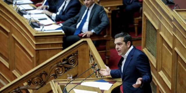 Προσφυγικό: Κόντρα Μητσοτάκη – Τσίπρα για δηλώσεις Πέτσα