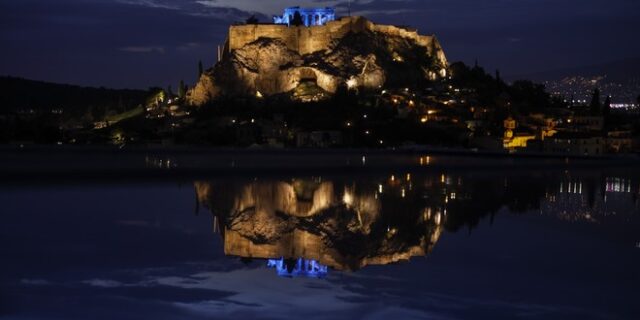 Ακρόπολη: Φωταγωγήθηκε μπλε για τα Δικαιώματα του Παιδιού