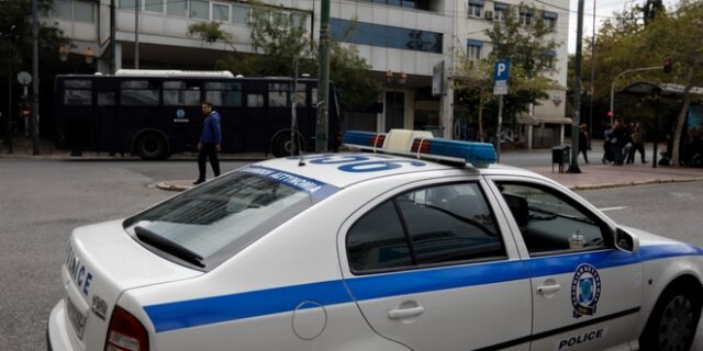 Τρικάκια και συνθήματα στους τοίχους έξω από γραφεία εφημερίδας στο Παγκράτι