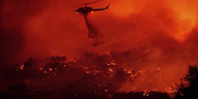 Η Καλιφόρνια φλέγεται και περιμένει τη βροχή