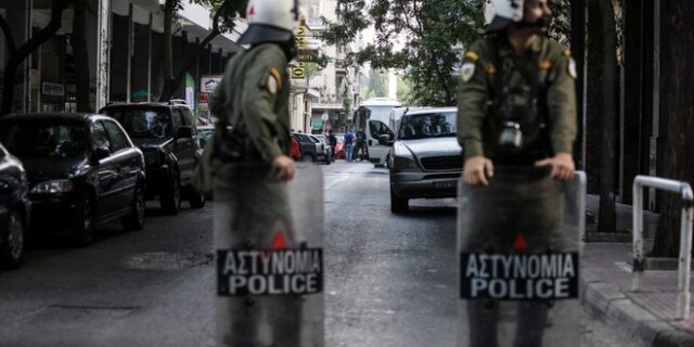 Αρχαίος αμφορέας εντοπίστηκε στην έφοδο της Αστυνομίας στα Εξάρχεια