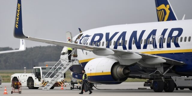 Ryanair: Καθηλώνει τρία αεροσκάφη λόγω ρωγμών