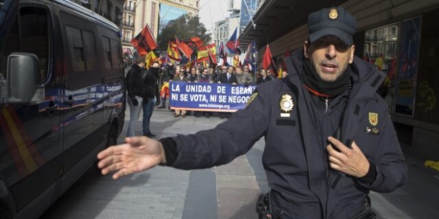 Μαδρίτη: Γυμνόστηθες διαδηλώτριες σε διαδήλωση υπέρ του Φράνκο
