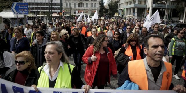 “Κίτρινη κάρτα” της Κομισιόν για συμβασιούχους. Ζητά αποχωρήσεις