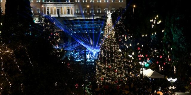 Σύνταγμα: Φωταγωγήθηκε το χριστουγεννιάτικο δέντρο