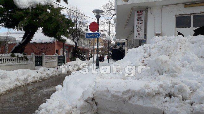 Θήβα: Πάνω από ένα μέτρο το χιόνι – Χωρίς ρεύμα πολλές περιοχές