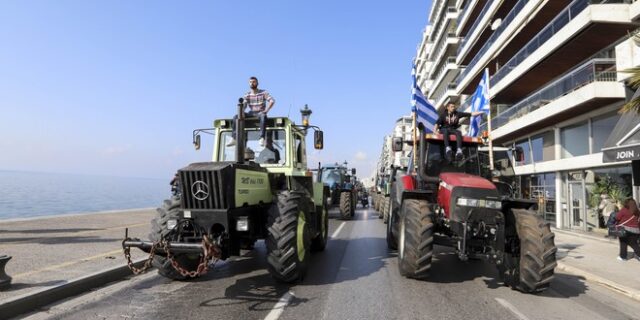 Αγροτικό συλλαλητήριο στο κτίριο της ΔΕΘ – Συμμετέχουν και κτηνοτρόφοι