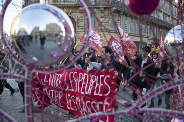 Γαλλία: Βήμα πίσω από την κυβέρνηση – Αποσύρει το μέτρο για εργασία έως τα 64