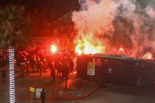 Ολυμπιακός – Παναθηναϊκός: Ένταση μεταξύ αστυνομίας και οπαδών έξω από το Καραϊσκάκης