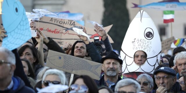 Ιταλία: Χιλιάδες “σαρδέλες” φώναξαν κατά του Σαλβίνι και του φασισμού