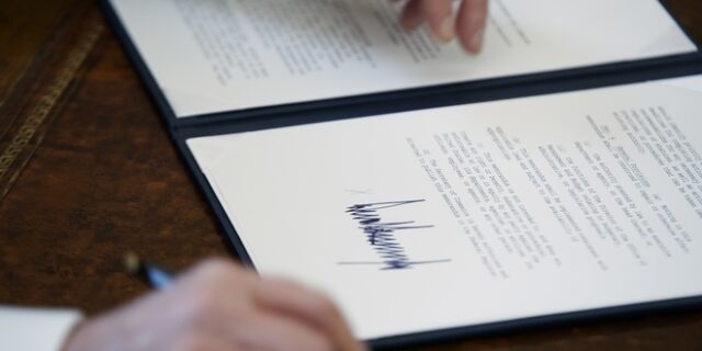 ΗΠΑ: Ο Τραμπ υπογράφει νέα συμφωνία για το εμπόριο με Καναδά και Μεξικό