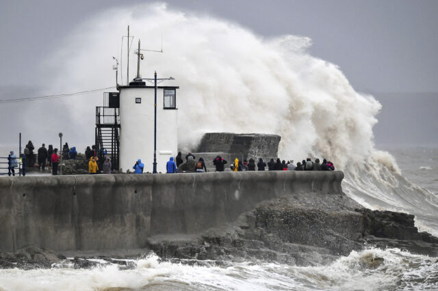 Καταιγίδα Ντένις: “Σαρώνει” τη Βρετανία – Ακυρώσεις πτήσεων και πλημμύρες