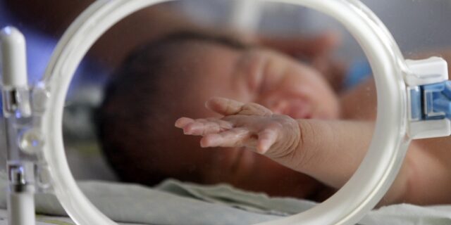 Κίνα: Διαγνώστηκε με κοροναϊό 30 ώρες μετά τη γέννησή του