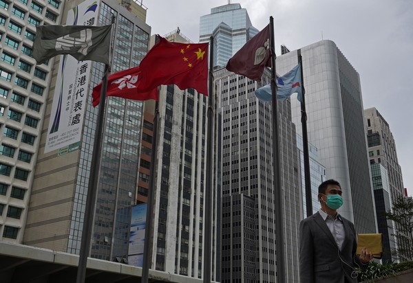 Κοροναϊός: Το Πεκίνο κατηγορεί τις ΗΠΑ ότι προκαλούν πανικό και φόβο