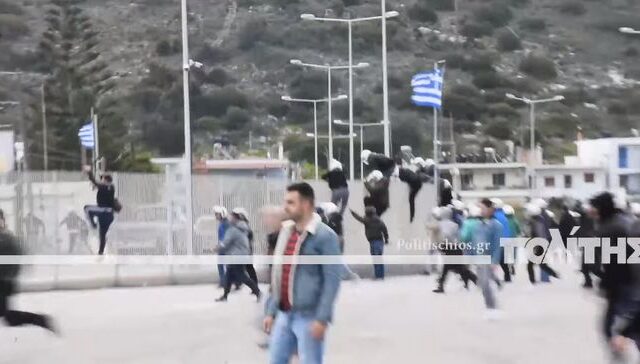 ΜΑΤ – χούλιγκαν στη Χίο: Έσπασαν οχήματα, φώναζαν τους ντόπιους τουρκόσπορους