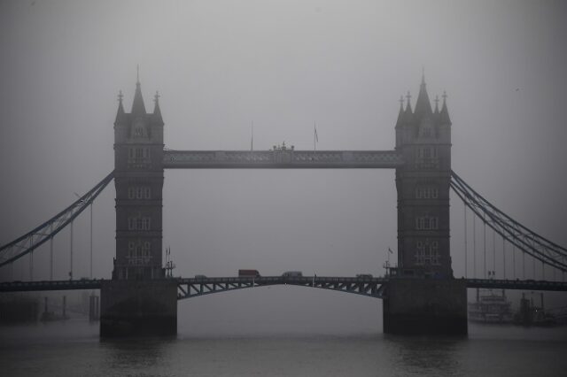 Κορονοϊός-Βρετανία: Σηκώνεται η κρεμαστή γέφυρα, κλείνει ο Πύργος του Λονδίνου